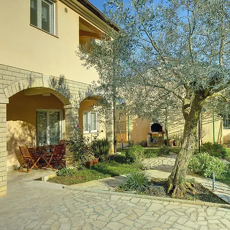 Апартаменти Ideal For Families With Pets Пула